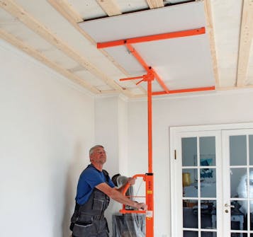 Gipsskivor tak: Den första raden hela skivor lyfts på plats Gipsskivor tak: Den första raden hela skivor lyfts på plats